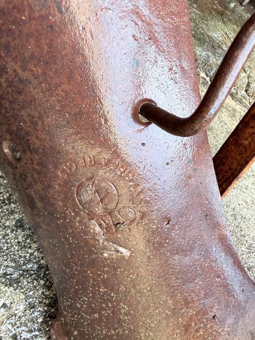Arado Antigo de Tração Animal em Ferro – Peça Original