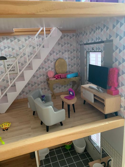 Casinha de brincar em madeira. Como nova. Com acessórios. 75€