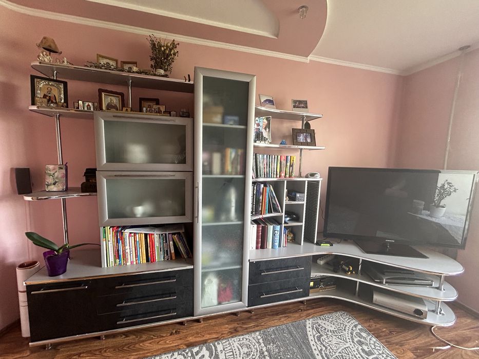 Продам стенку дизайнерську у вітальню/залу(Ідеальний стан)