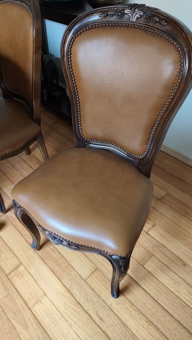 Conjunto de mesa e 6 cadeiras em pele