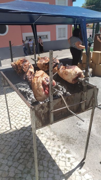 Porco no espeto e pernas de porco