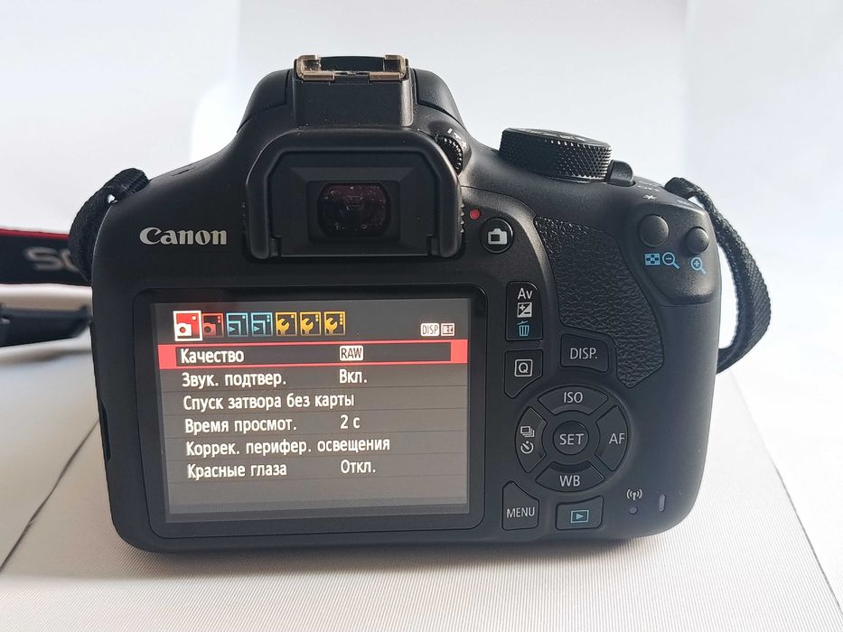 Canon 1300D + 18-55 mm + 75-300 mm.