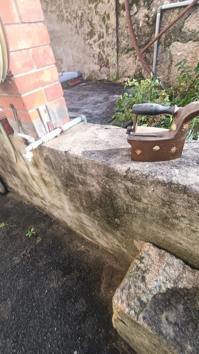 Ferro de engomar antigo