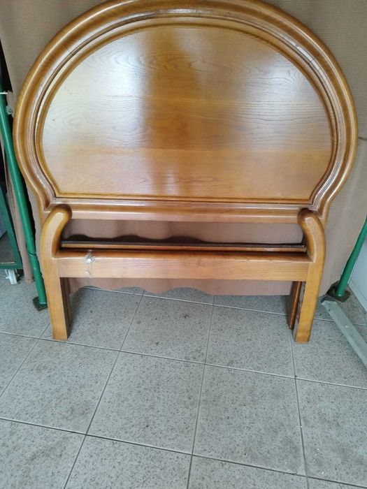 Cama de solteiro, cómoda, mesinhas de cabeceira e espelho