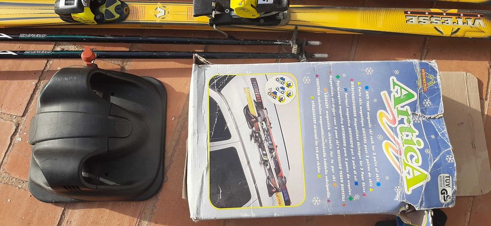 Skis, batons, botas e suporte para carro.