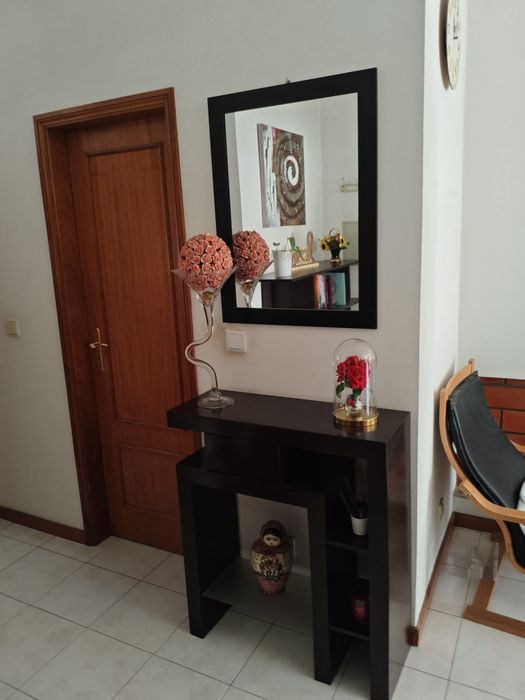 Móvel de entrada com espelho.