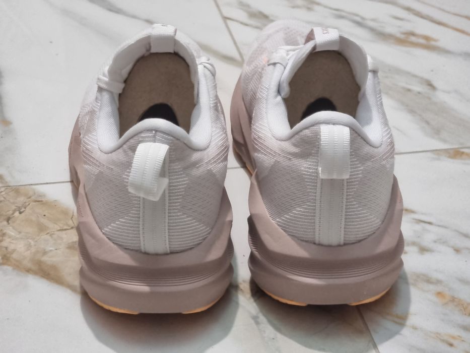 Оригінал 100% жіночі кросівки asics novablast 5  eur 41.5