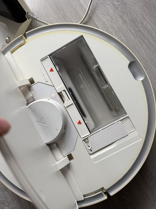 Робот-пилосос Roborock працює (Xiaomi) ксіомі