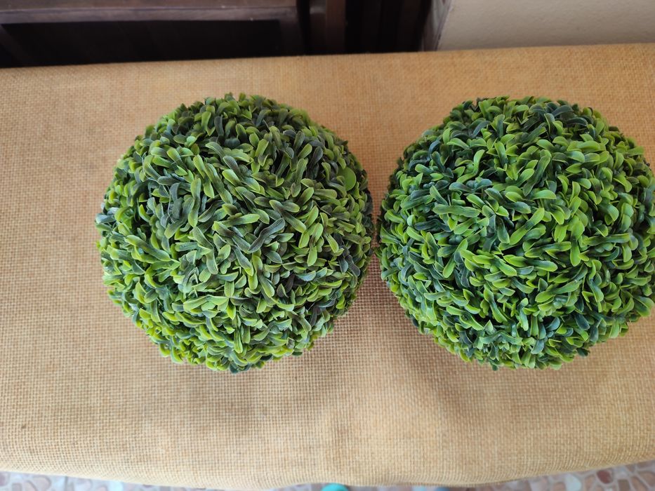 2 bolas de folhas pequenas verde sintético