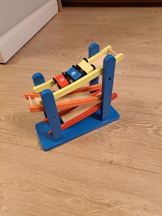 Zjeżdżalnia drewniana dla aut