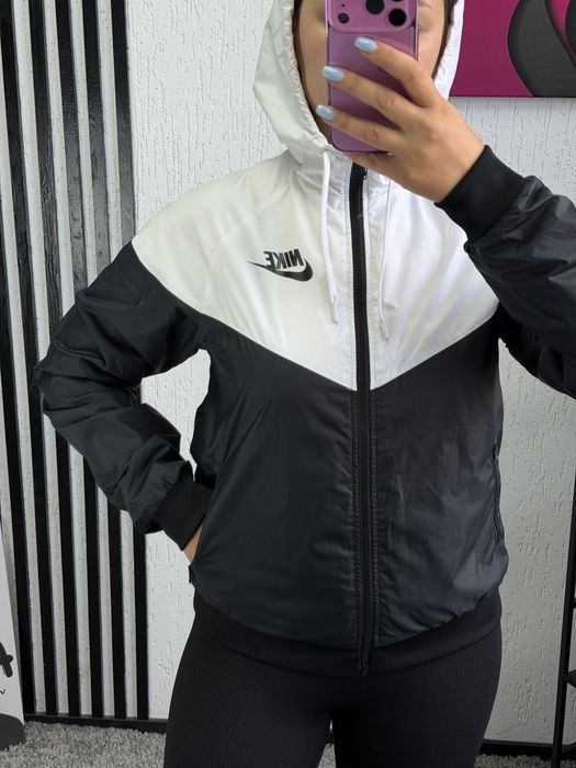 Жіноча Вітровка Nike