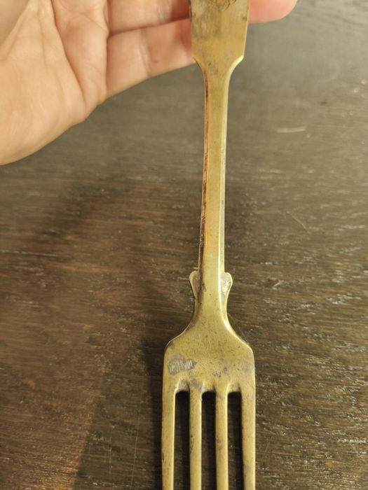 Stary widelec z monogramem B , podkową i koroną ²⁰⁴