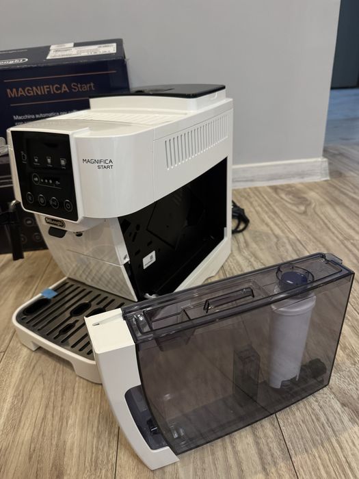 Продам кавомашину DeLonghi MAGNIFICA START