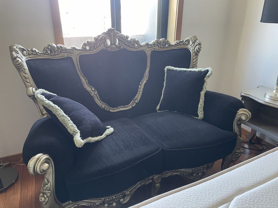 Sofa, cadeirao preto e prateado