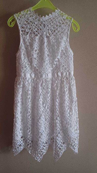 Biała sukienka z grubej koronki