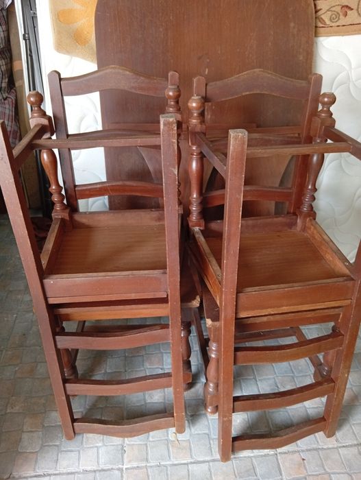 Mesa de cozinha e quatro cadeiras