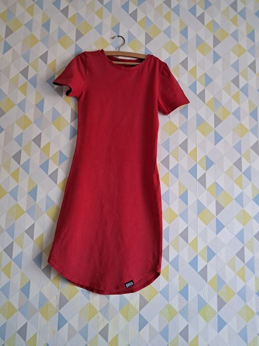 Sukienka dopasowana czerwona S