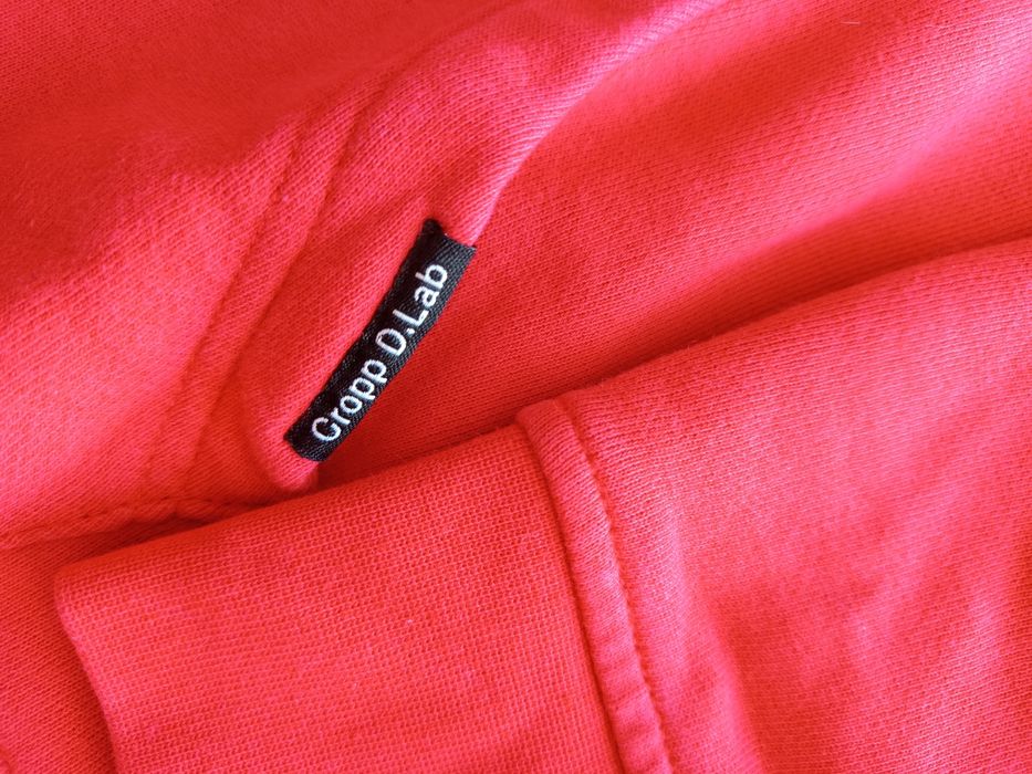 Czerwona bluza z kapturem