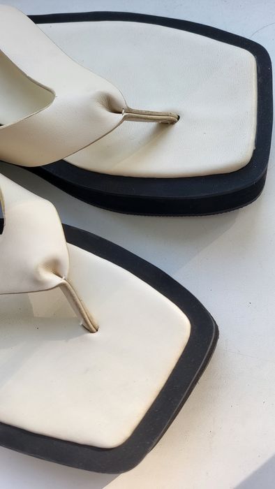 Шльопанці.    .              .