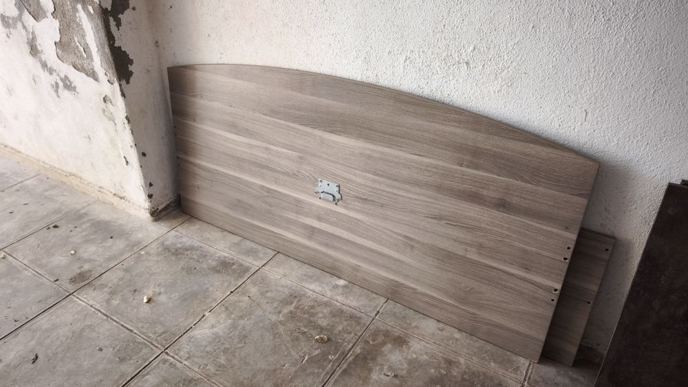 Cama de casal e mesa de cabeceira sem colchão