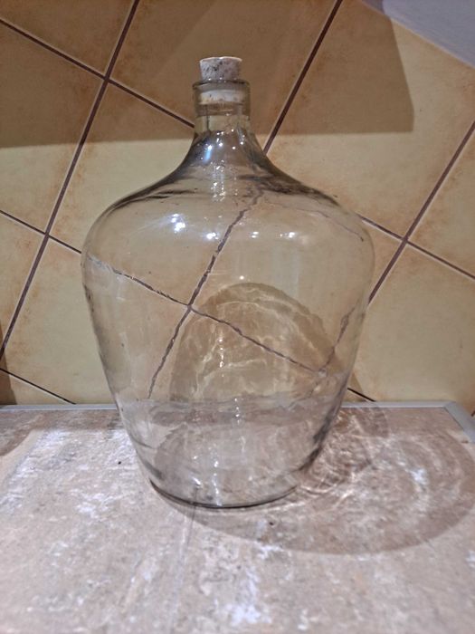 Szklany gąsior, 10 litrowa butla po winie z gumowym korkiem.