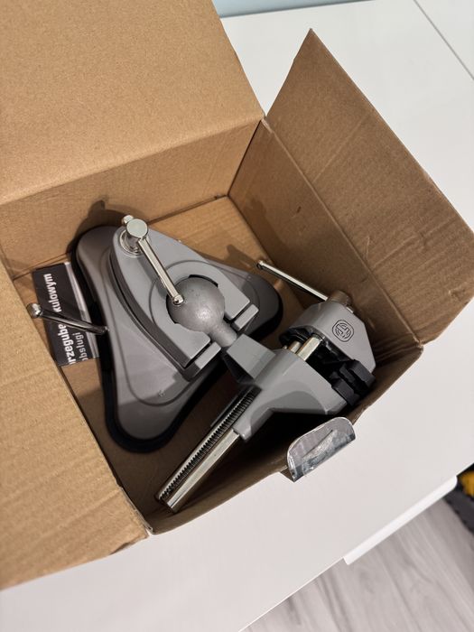 Imadło z przegubem kulowym