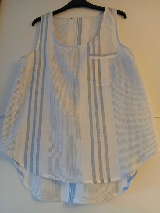 Blusa branca com riscas azuis claras