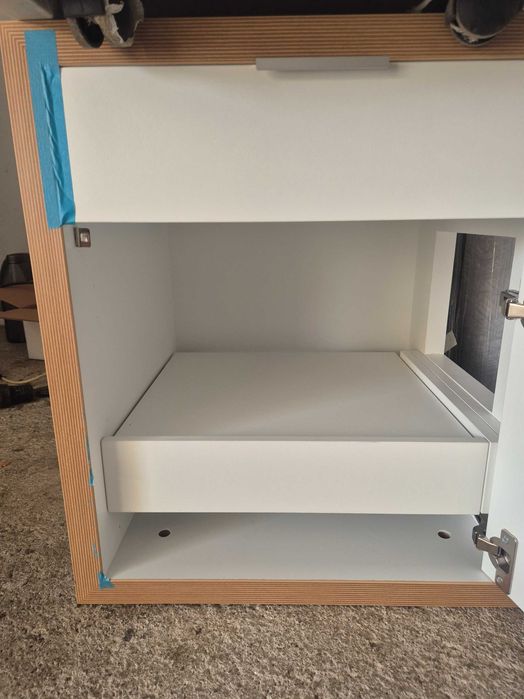 Conjunto de móveis novos.