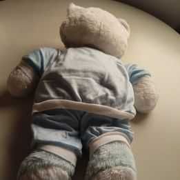 Peluche para brincar e guardar o pijama azul e branco.
