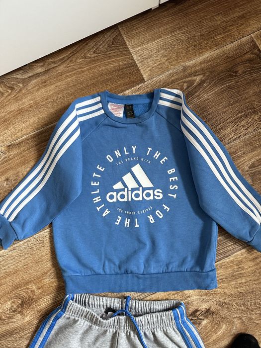Продам костюм Adidas 3-4 роки