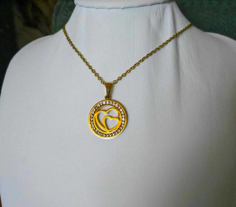 Colar Aço Dourado c/ 2 Corações Rodeado de Brilho NOVO