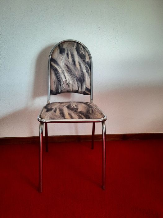 Mesa de sala de jantar em vidro oval e 6 cadeiras