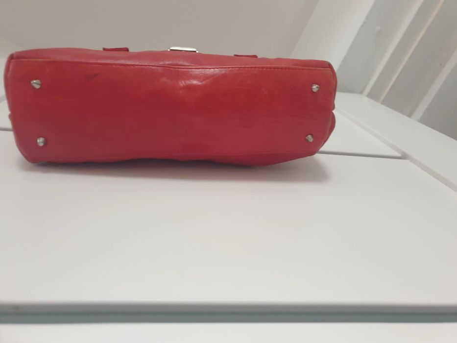 Czerwona torebka skórzana w stylu Prada – elegancka i pojemna