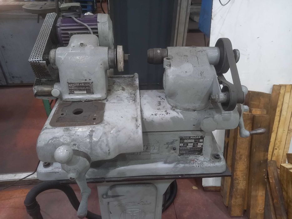 Máquina Antiga de Afiar Ferramentas