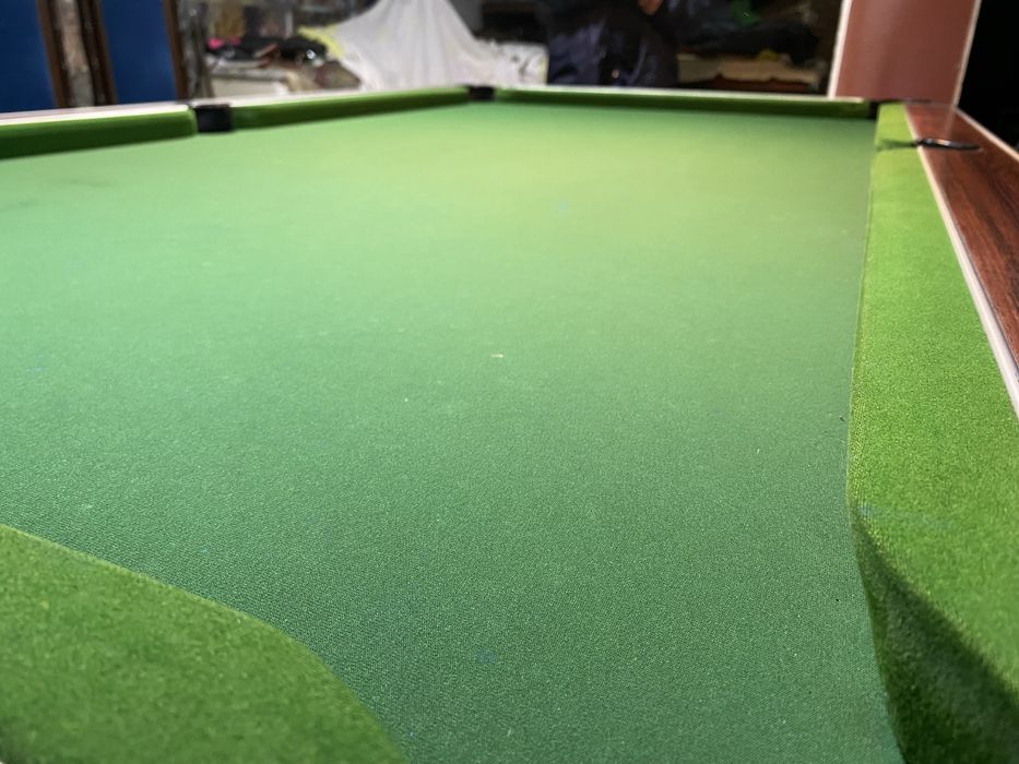 Bilhar snooker com bolas e triângulo e giz