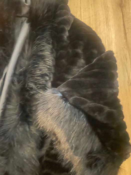 Casaco preto pêlo sintético com capuz, todo forrado, com bolsos.