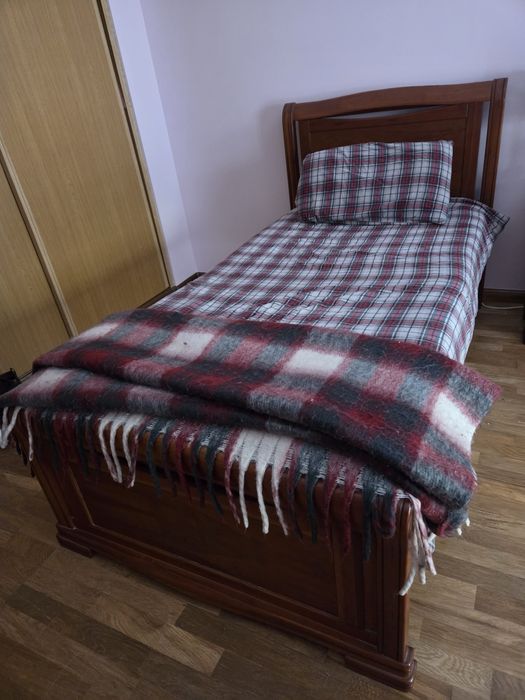 Cama de solteiro e roupeiro em cerejeira
