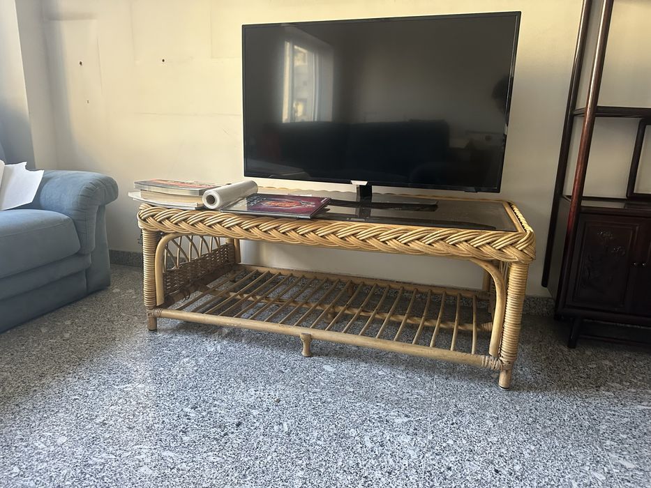 Mesa de centro em madeira com tampo de vidro