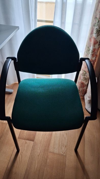 Cadeira em pano verde com encosto de bracos