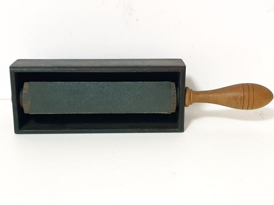 Antigo strop de escritório para afiar lápis