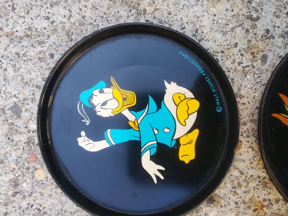 Pratinhos em metal e bonecos antigos da Disney
