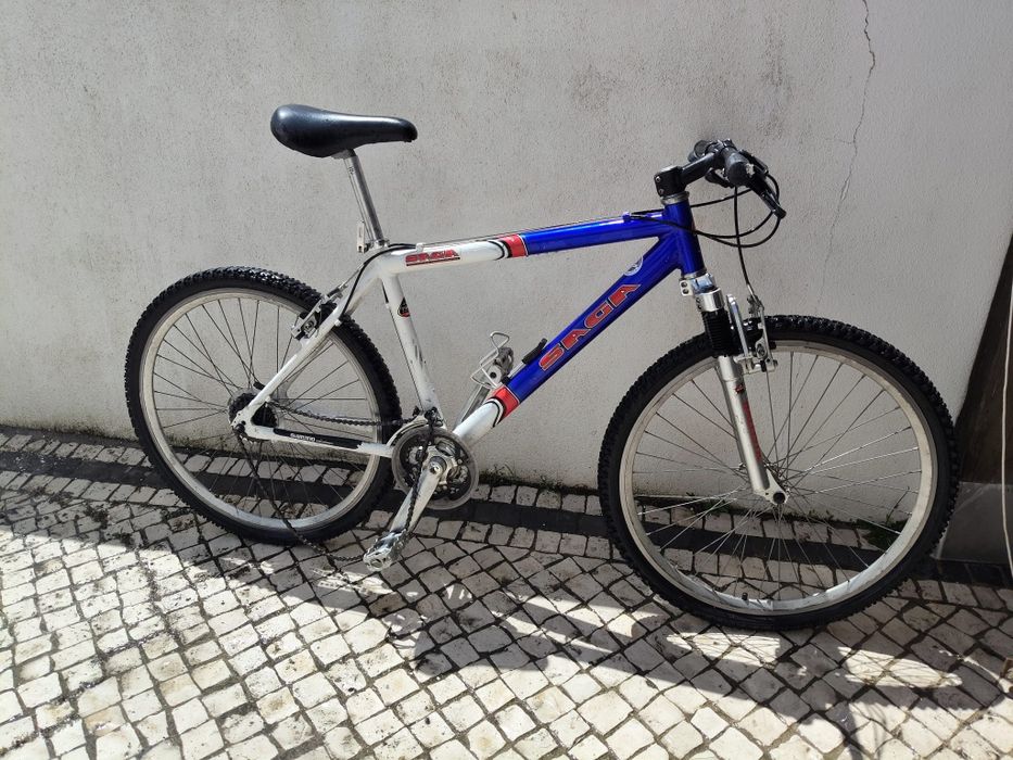 Bicicleta de montanha com 2 jantes extra