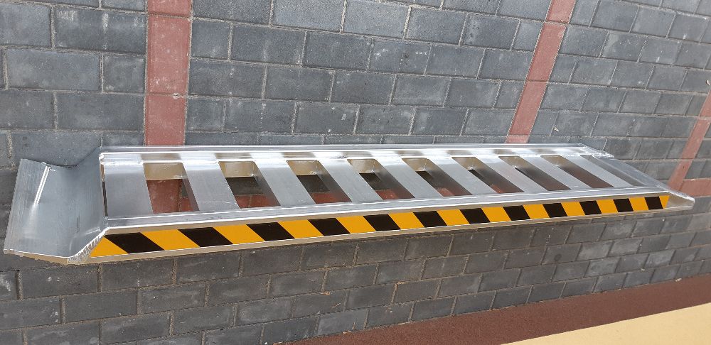 Najazdy aluminiowe 2T rampa Nowe najazdy 2,3 m różne rozmiary 2,3m/2T