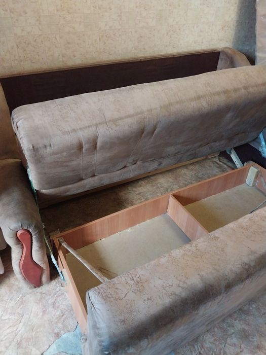 Диван розкладний з декоративними елементами.