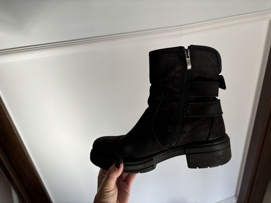 Badura czarne skórzane botki za kostkę z klamrami 38 zapinane na suwak