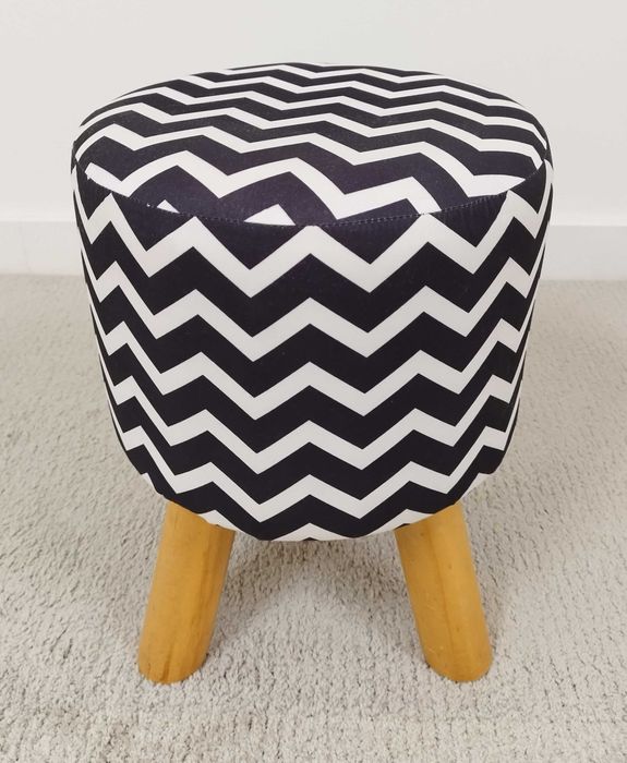 Banco de apoio. Revestimento em tecido branco e preto