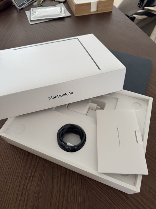 MacBook Air 13” M3 2024 8GB - Como Novo