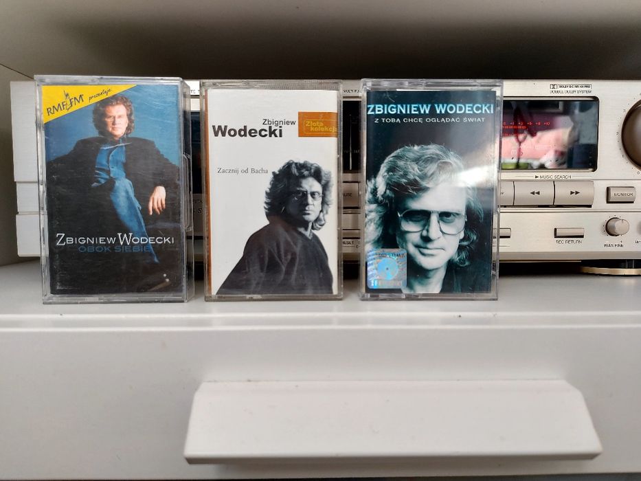 Kasety audio Zbigniew Wodecki obok siebie Zacznimy od Bacha hologramy