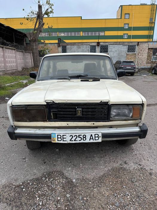 Продам ВАЗ 2107 
Авто на ходу , заводится с пол тычка , коробка работает не выбивает . Свет и ТД работает . Есть моменты по кузову на езду не влияет .Дополнительно отдам две пружины . Продажа по ТП 
Покупателю торг у капота