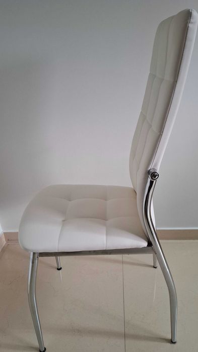 4 Cadeiras brancas (10€ cada cadeira)